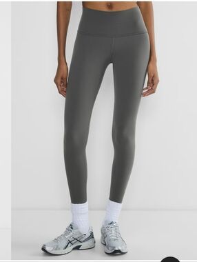 Aritzia TnAction TnaButter Cheeky Leggings